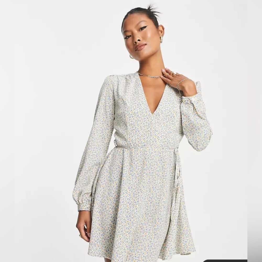 Glamorous Petite v-neck mini swing dress in vintage mini floral from asos!